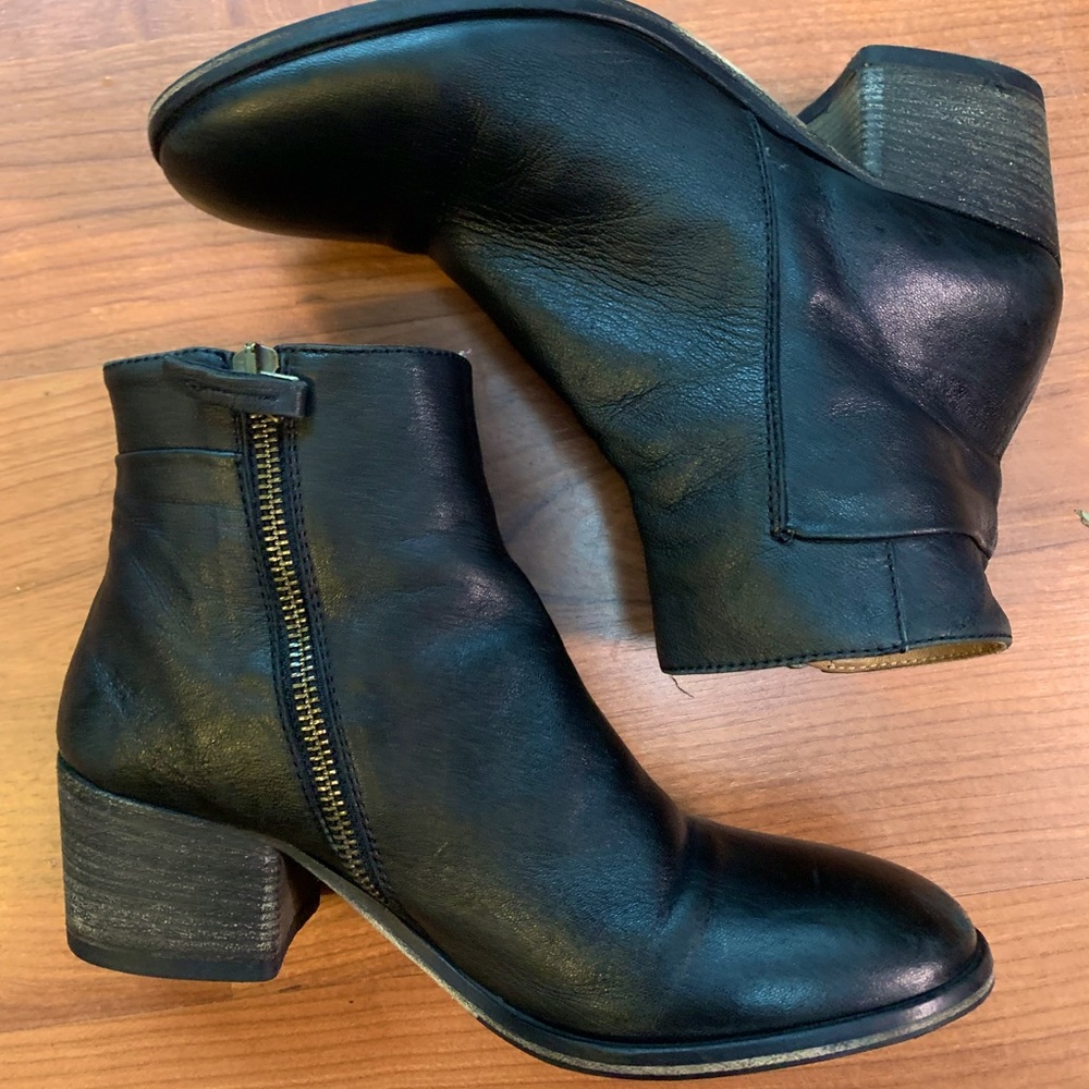 Gidigio size 37 Black Leather boots, made in Italy. US 6.5